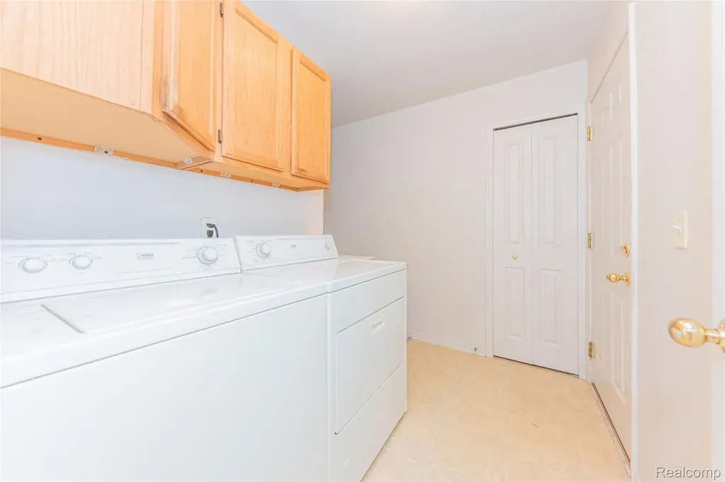 993 W Rose Avenue Garden City City MI 48135