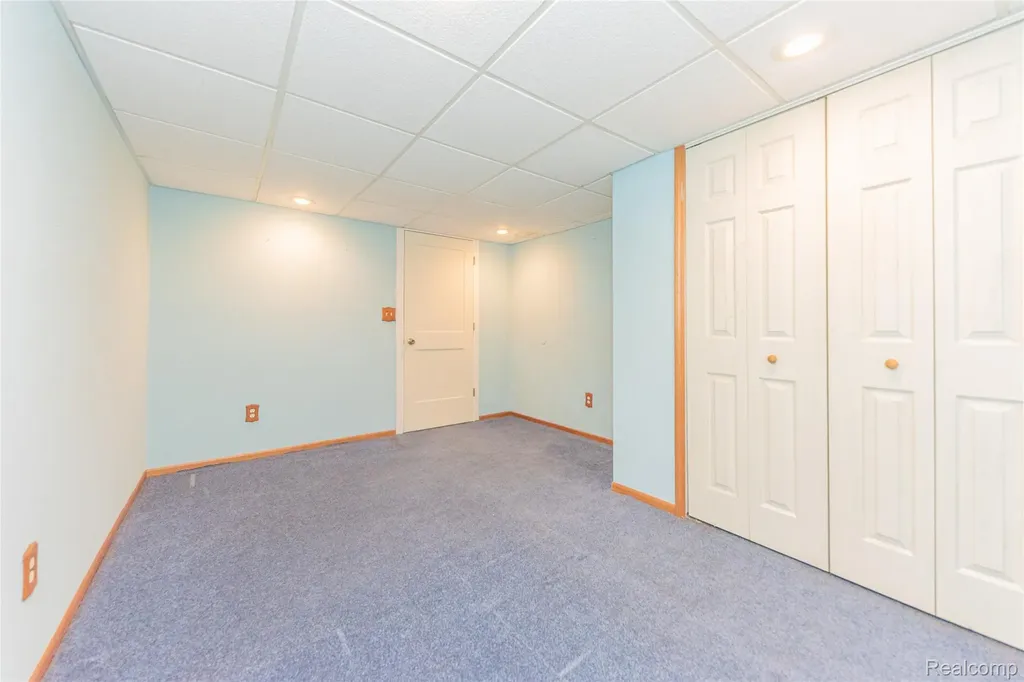 993 W Rose Avenue Garden City City MI 48135
