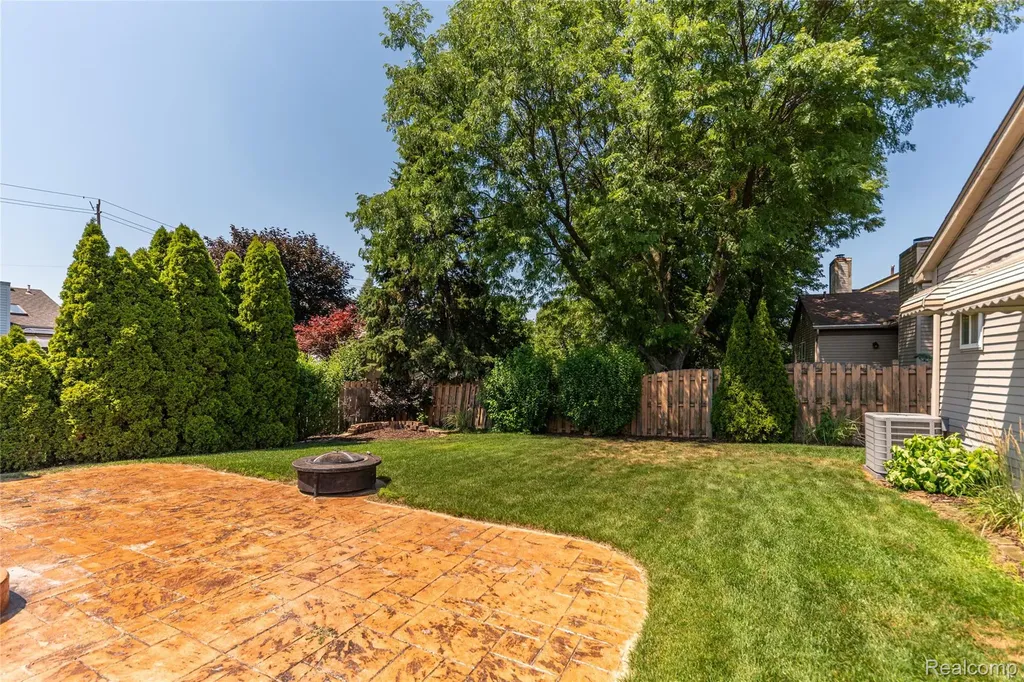 993 W Rose Avenue Garden City City MI 48135