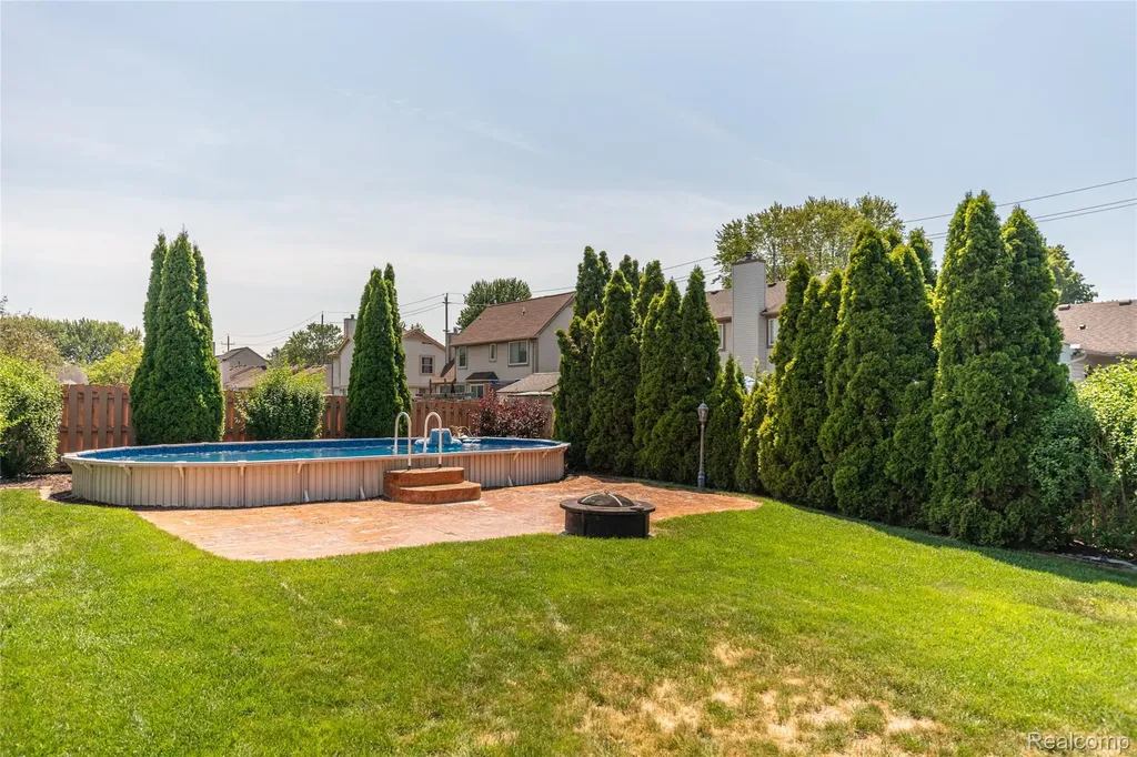993 W Rose Avenue Garden City City MI 48135