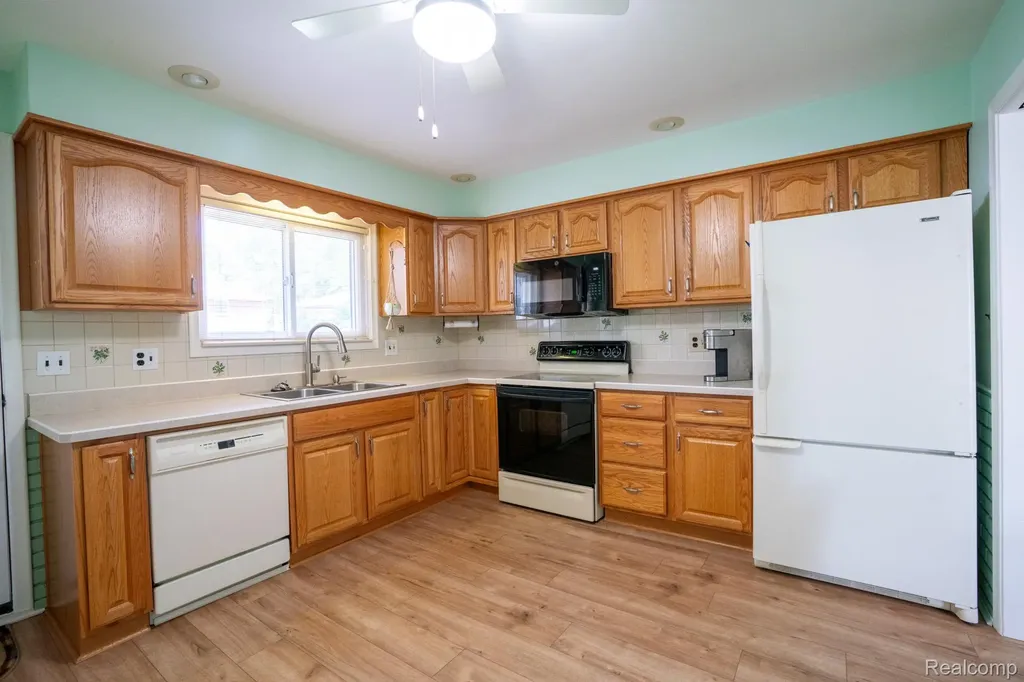 1880 Waverly Street Trenton City MI 48183