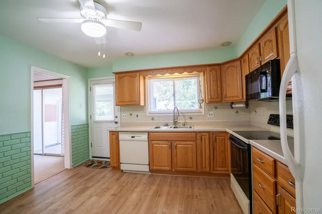 1880 Waverly Street Trenton City MI 48183