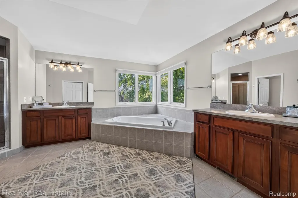 1750 Cheshire Lane Commerce Charter Township MI 48382