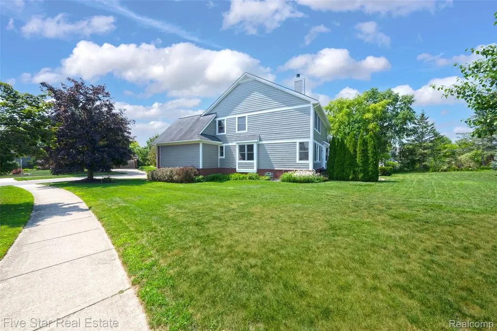 1750 Cheshire Lane Commerce Charter Township MI 48382