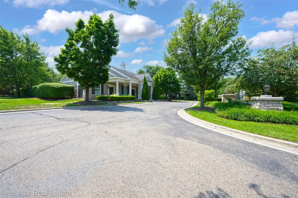 1750 Cheshire Lane Commerce Charter Township MI 48382