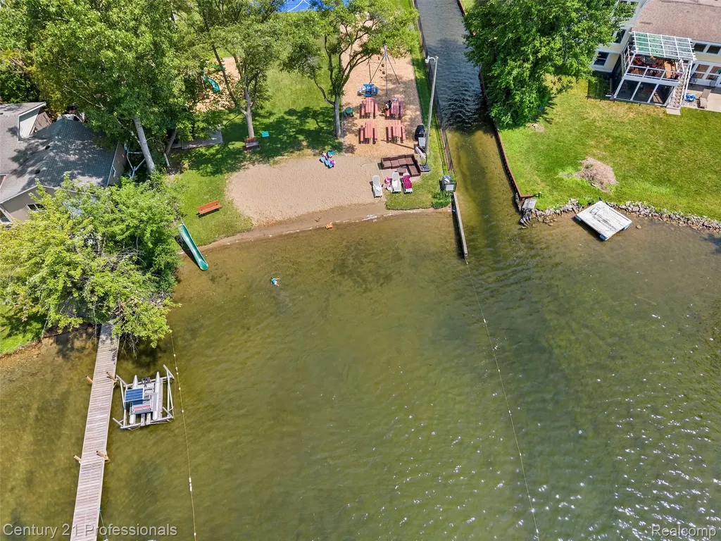 5135 Virgie Lane West Bloomfield Charter Township MI 48324