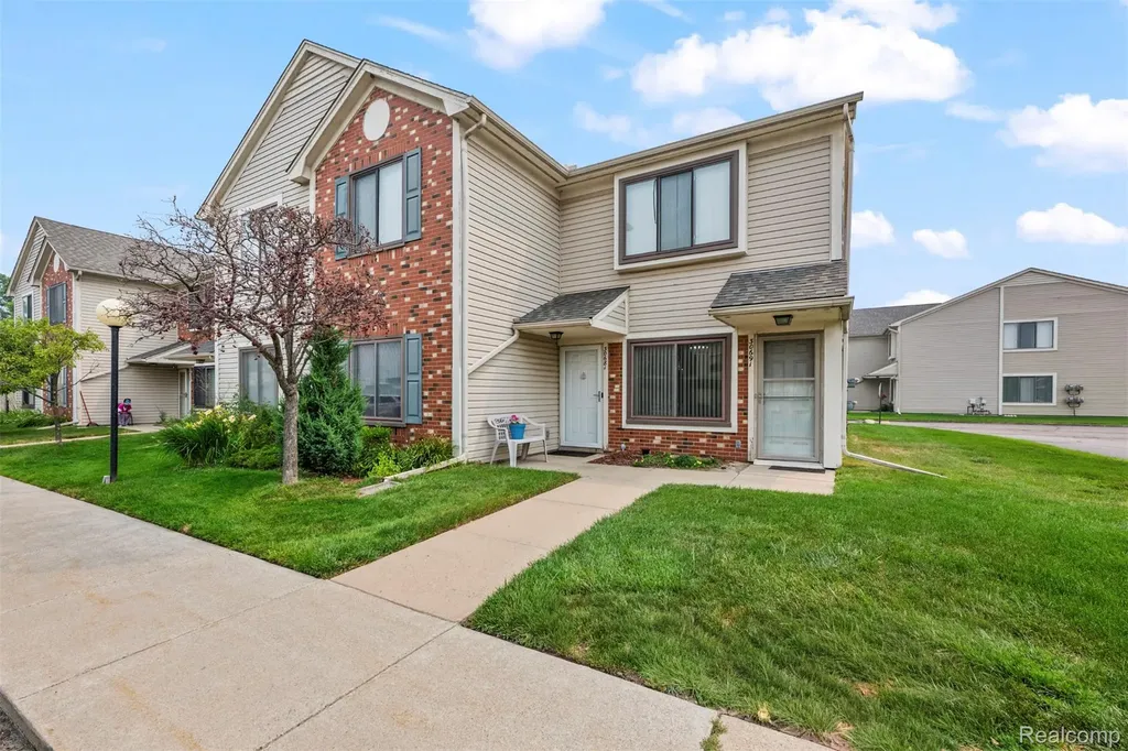 30681 Hidden Pines Ln Lane Roseville City MI 48066