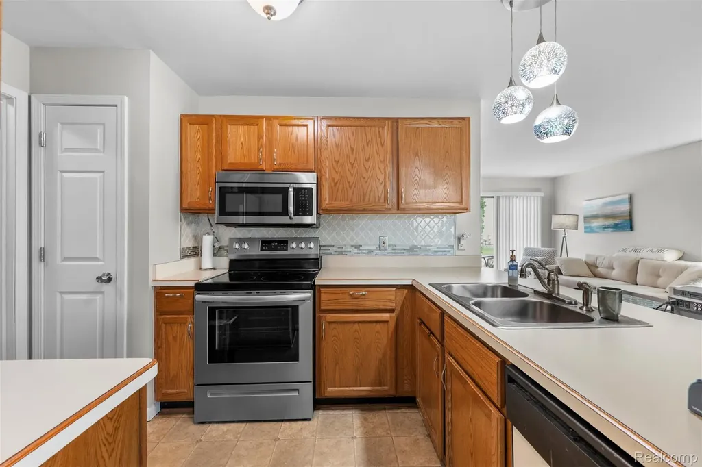 30681 Hidden Pines Ln Lane Roseville City MI 48066