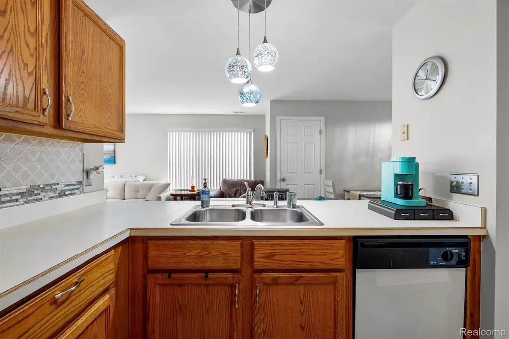 30681 Hidden Pines Ln Lane Roseville City MI 48066