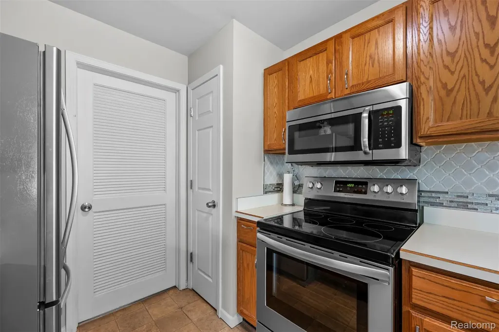 30681 Hidden Pines Ln Lane Roseville City MI 48066