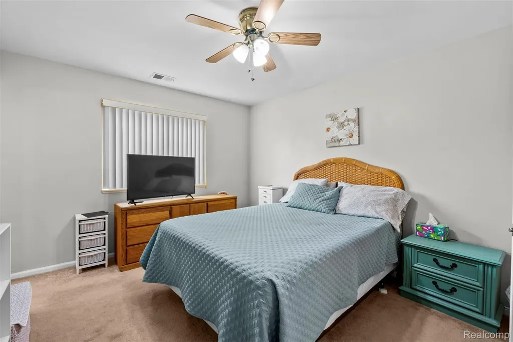 30681 Hidden Pines Ln Lane Roseville City MI 48066