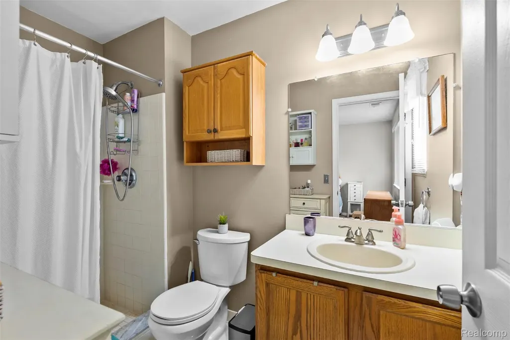 30681 Hidden Pines Ln Lane Roseville City MI 48066