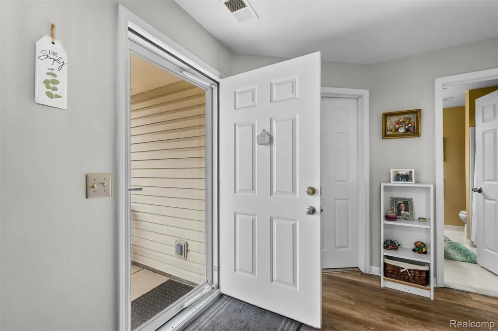 30681 Hidden Pines Ln Lane Roseville City MI 48066