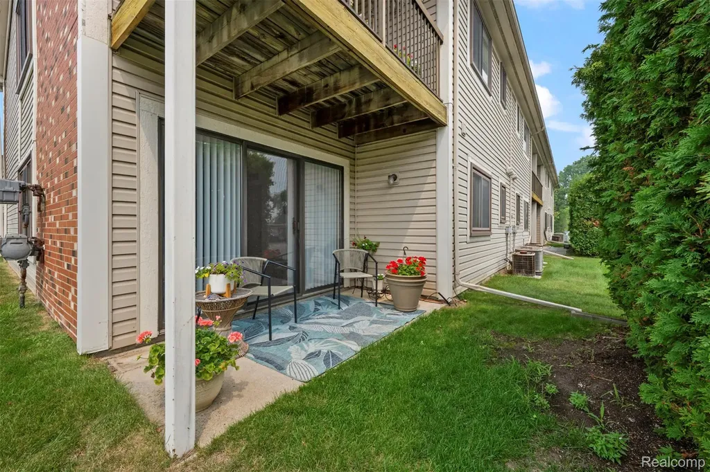 30681 Hidden Pines Ln Lane Roseville City MI 48066
