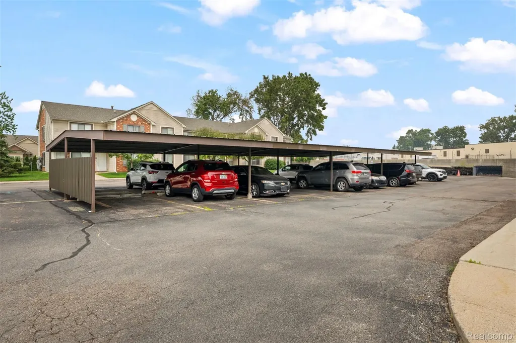 30681 Hidden Pines Ln Lane Roseville City MI 48066