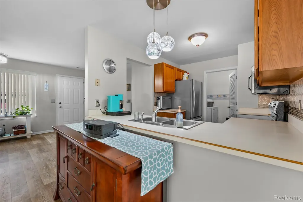 30681 Hidden Pines Ln Lane Roseville City MI 48066