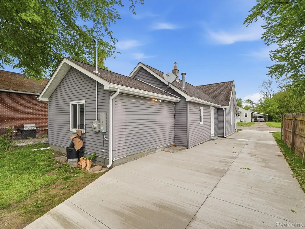 23449 Carlisle Avenue Hazel Park City MI 48030