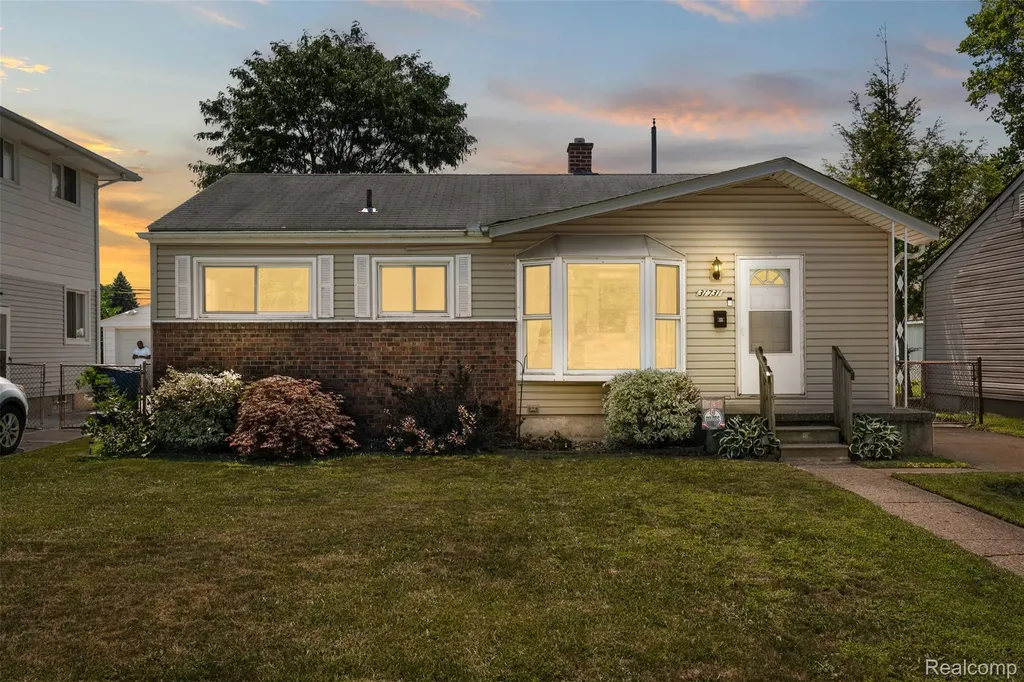 31731 Avondale Street Westland City MI 48186