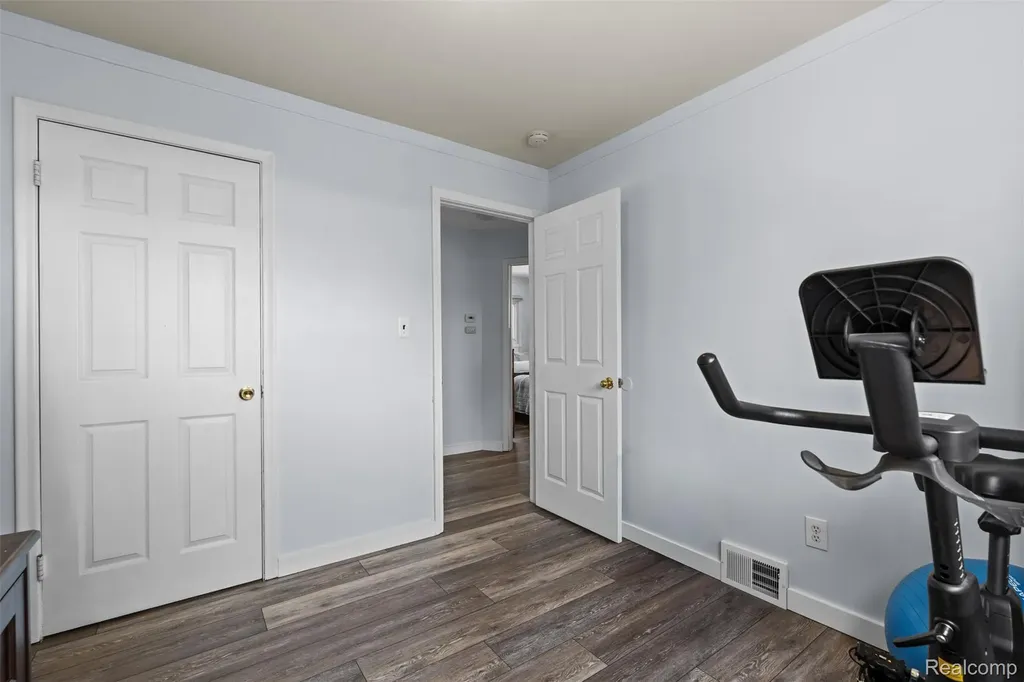 31731 Avondale Street Westland City MI 48186