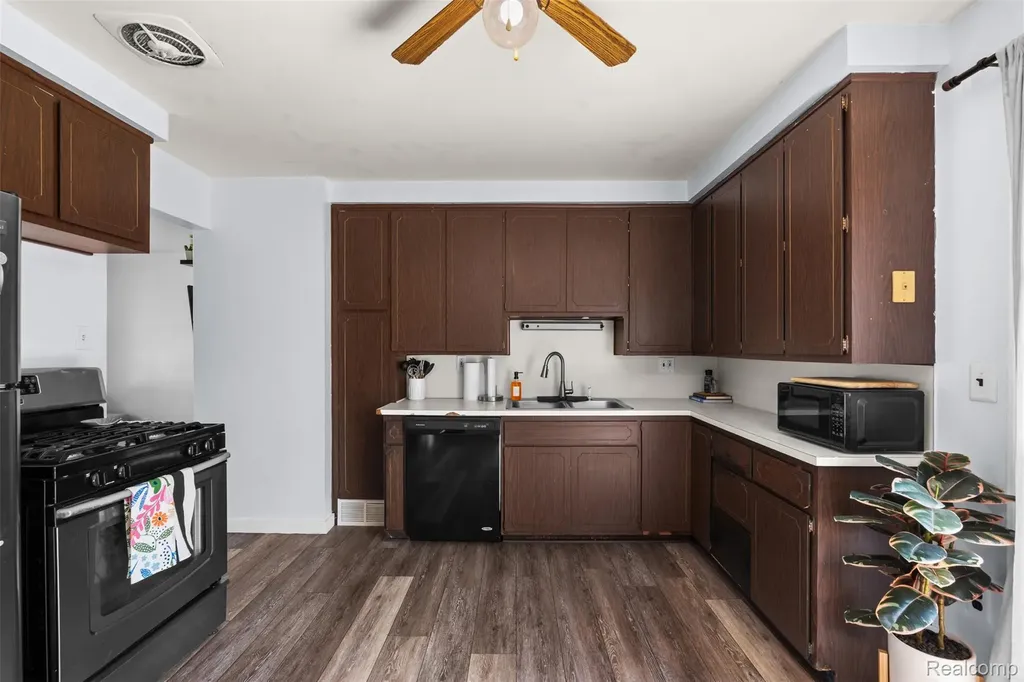 31731 Avondale Street Westland City MI 48186