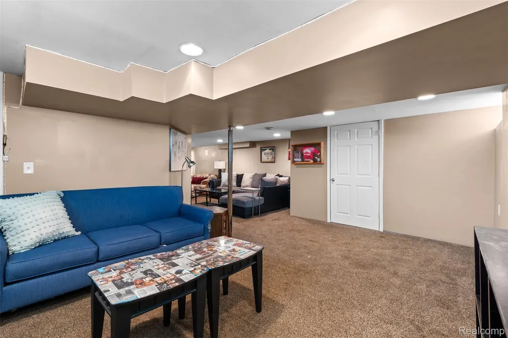 31731 Avondale Street Westland City MI 48186
