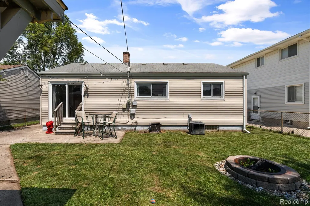 31731 Avondale Street Westland City MI 48186