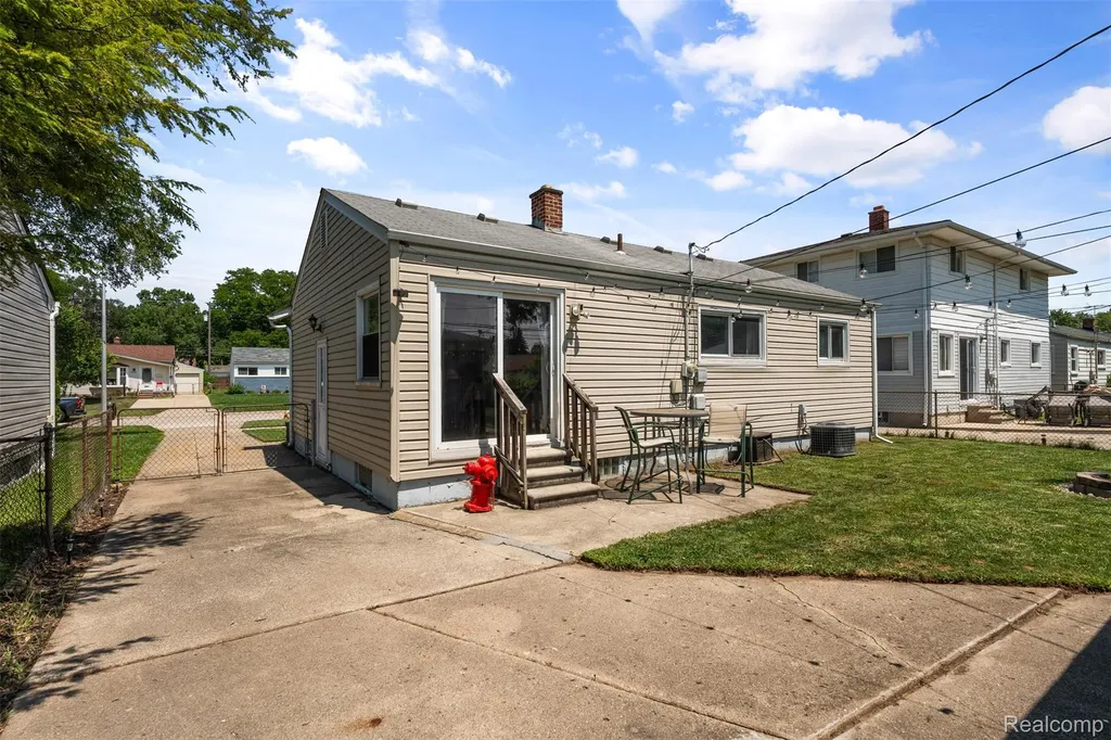 31731 Avondale Street Westland City MI 48186