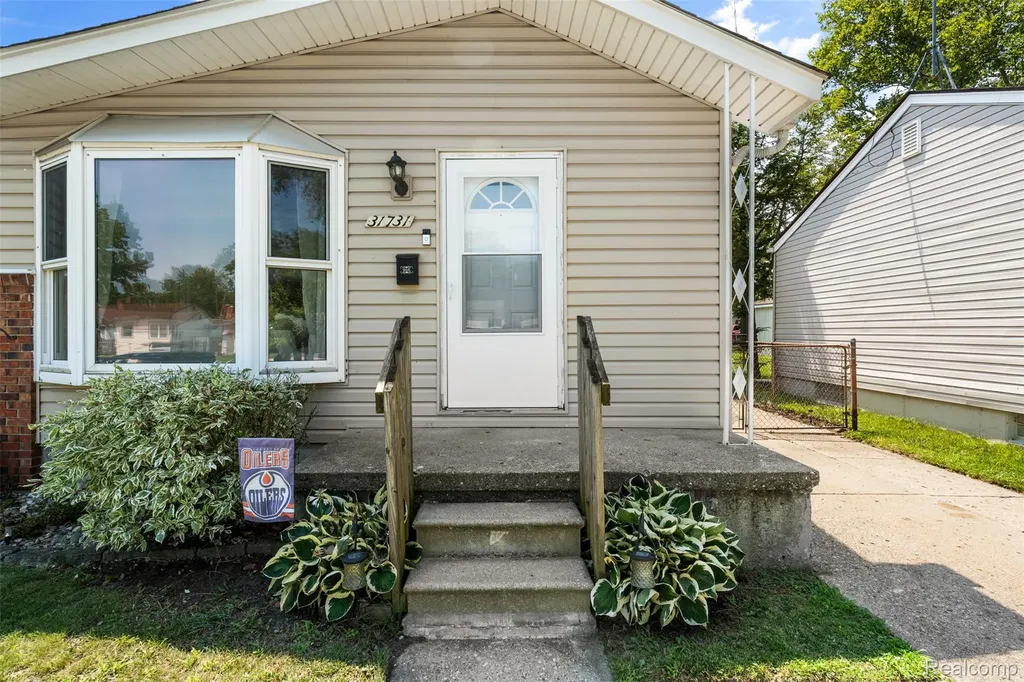 31731 Avondale Street Westland City MI 48186