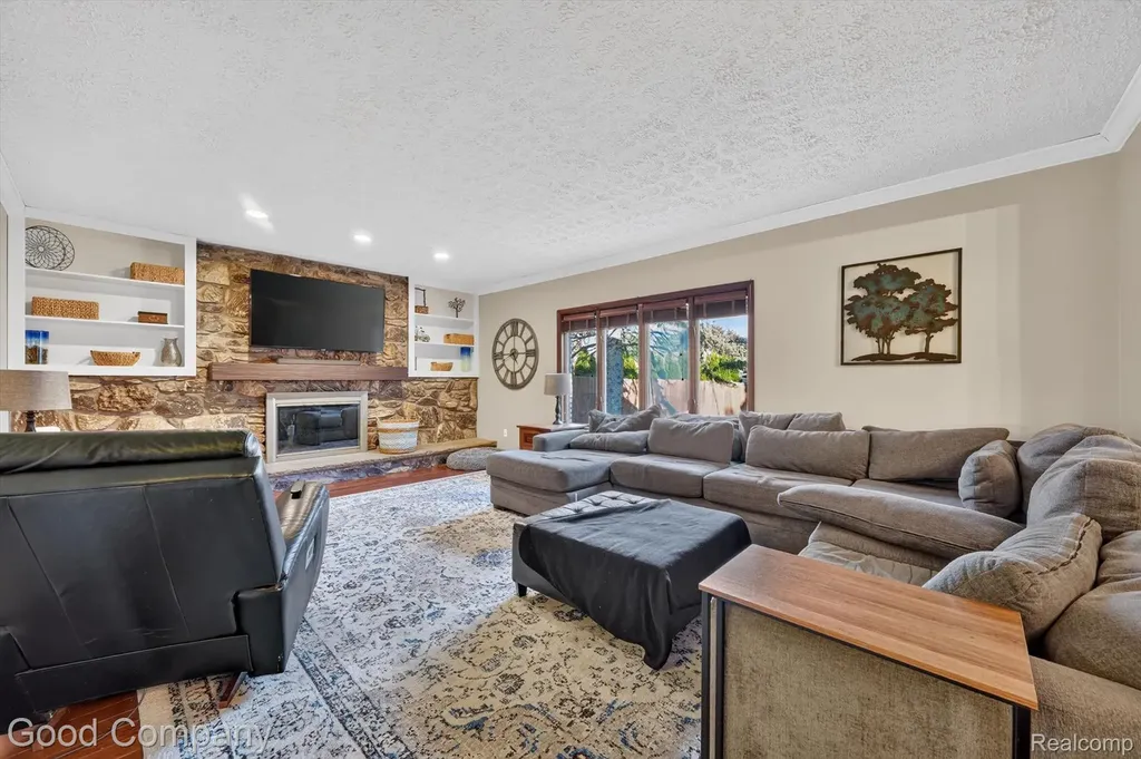 38921 Santa Barbara Street Clinton Charter Township MI 48036
