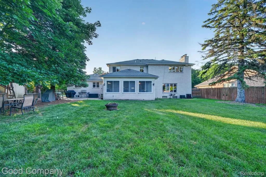 38921 Santa Barbara Street Clinton Charter Township MI 48036