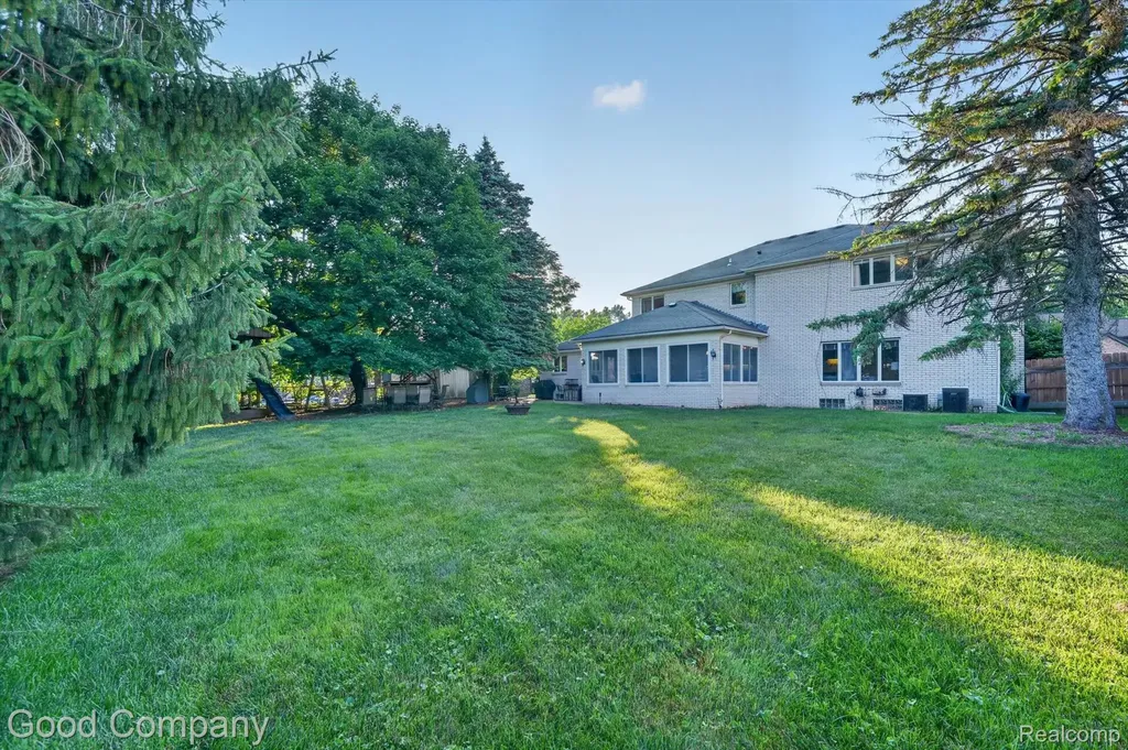 38921 Santa Barbara Street Clinton Charter Township MI 48036