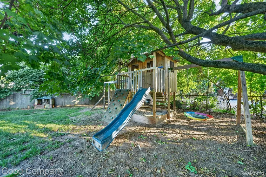 38921 Santa Barbara Street Clinton Charter Township MI 48036