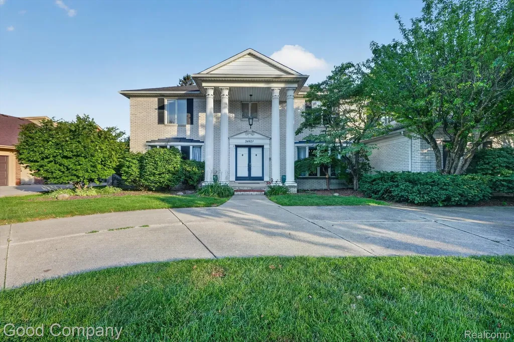 38921 Santa Barbara Street Clinton Charter Township MI 48036