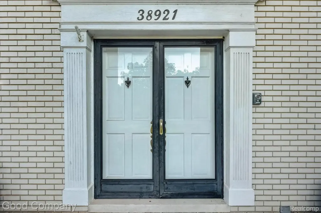 38921 Santa Barbara Street Clinton Charter Township MI 48036