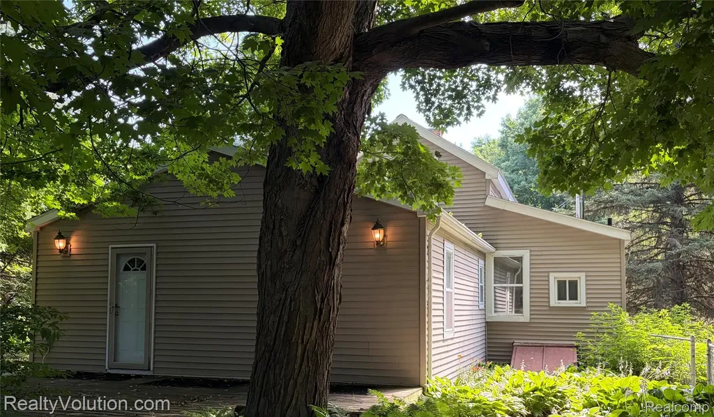 718 S Main Street Almont Village MI 48003