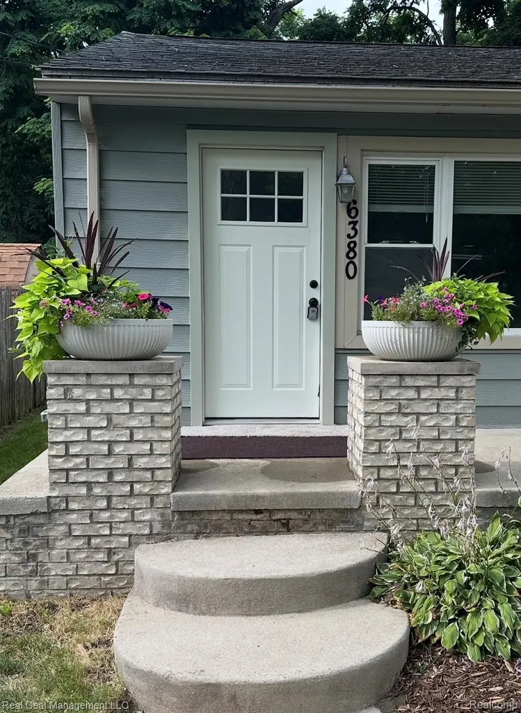 6380 Elmwood Drive Waterford Charter Township MI 48329