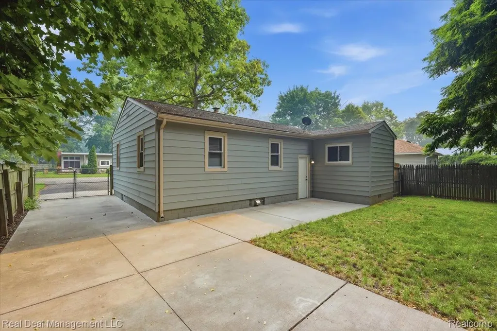 6380 Elmwood Drive Waterford Charter Township MI 48329