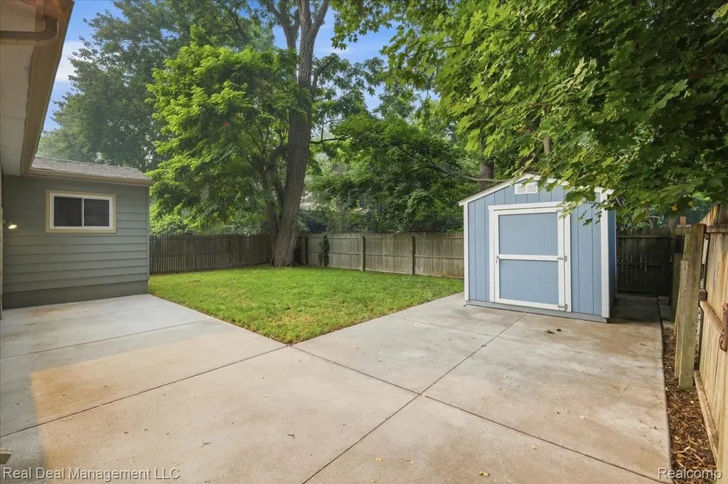 6380 Elmwood Drive Waterford Charter Township MI 48329