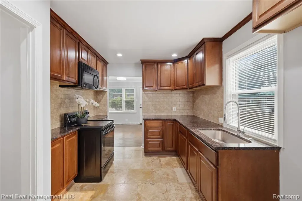 6380 Elmwood Drive Waterford Charter Township MI 48329