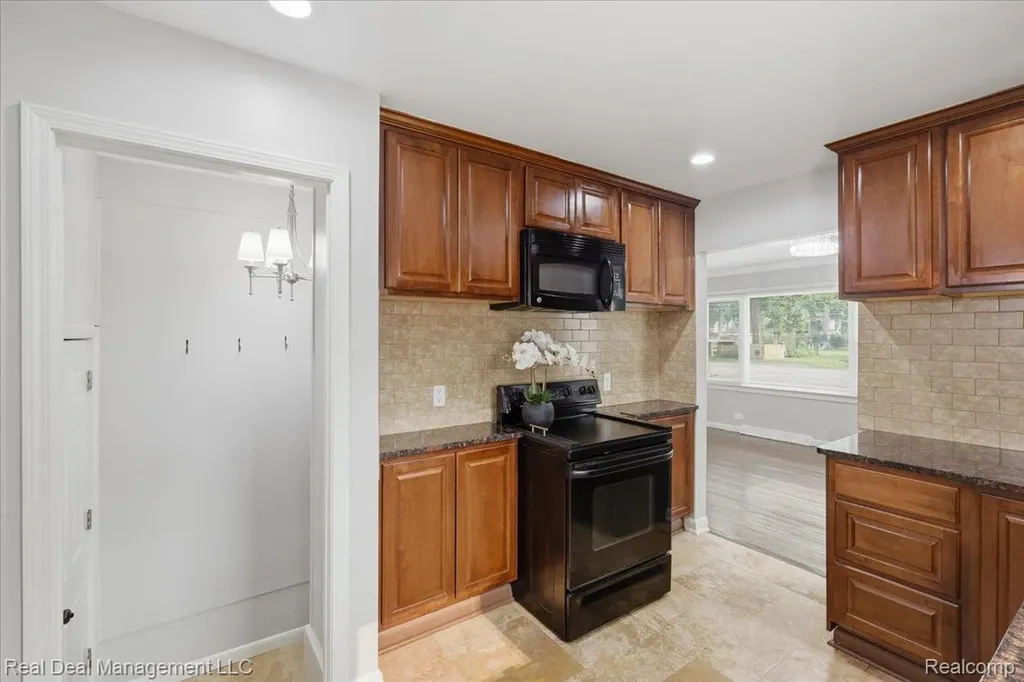 6380 Elmwood Drive Waterford Charter Township MI 48329