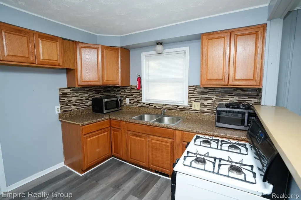 26949 Annapolis Dearborn Heights City MI 48125