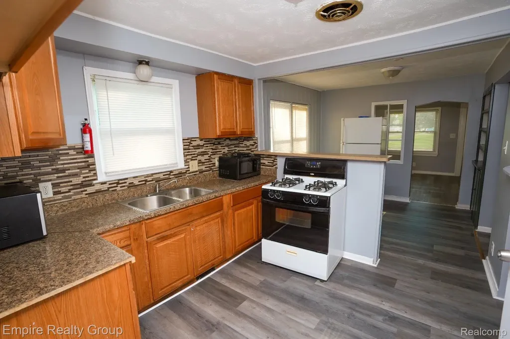 26949 Annapolis Dearborn Heights City MI 48125