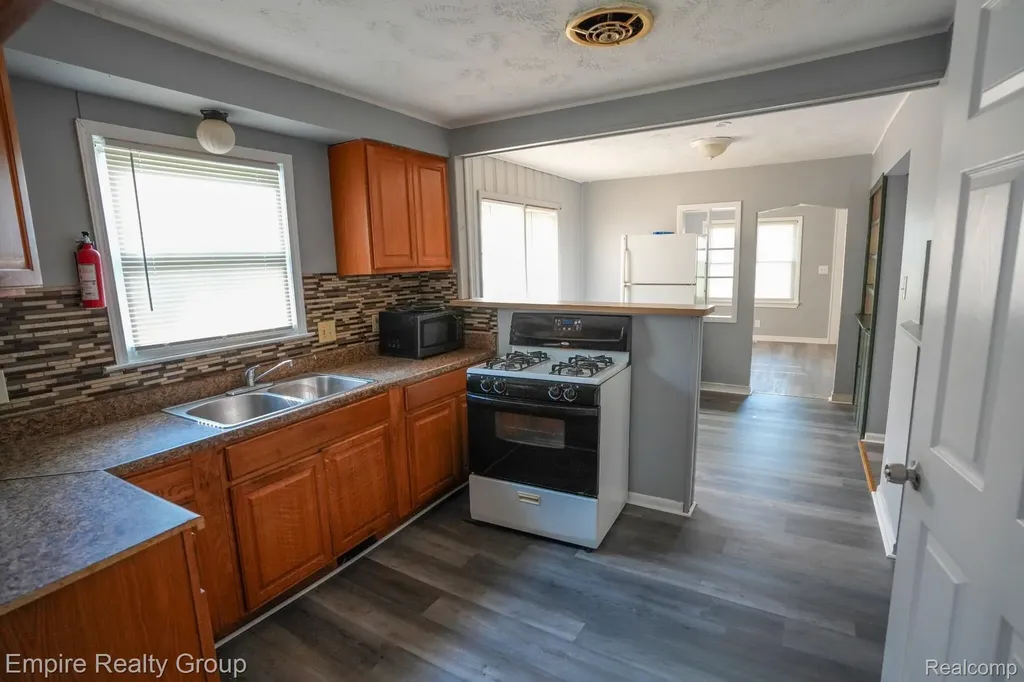 26949 Annapolis Dearborn Heights City MI 48125