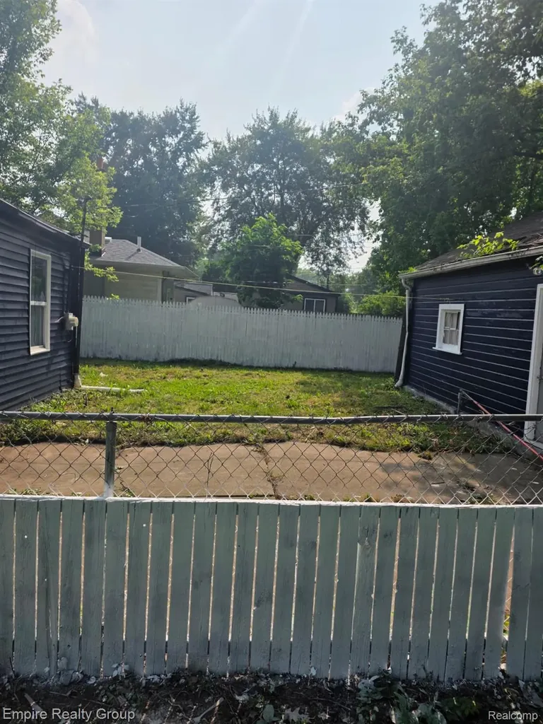 26949 Annapolis Dearborn Heights City MI 48125