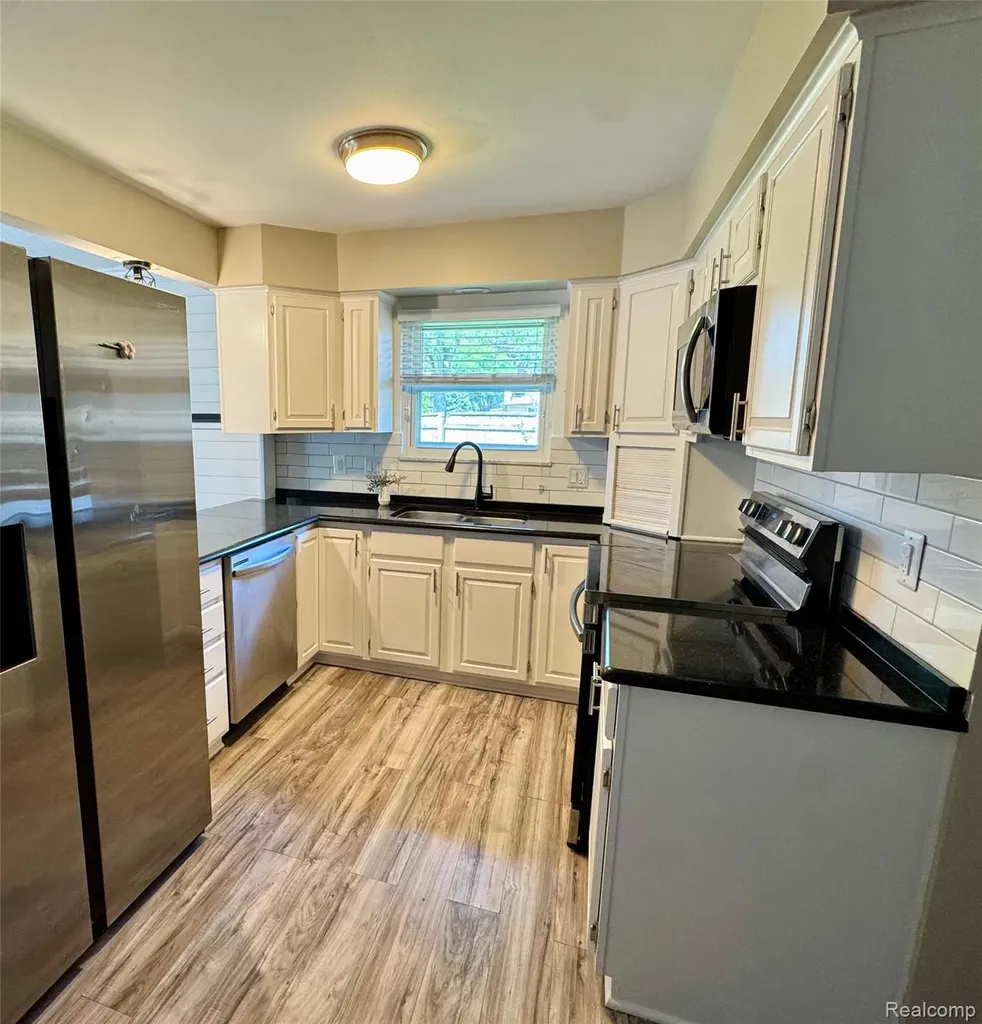 14718 Howell Court Sterling Heights City MI 48312