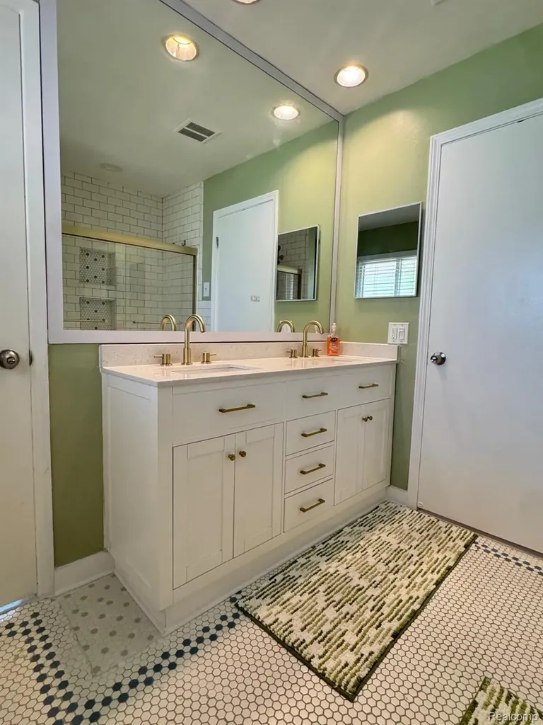 14718 Howell Court Sterling Heights City MI 48312