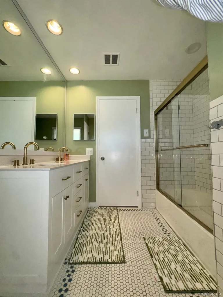 14718 Howell Court Sterling Heights City MI 48312