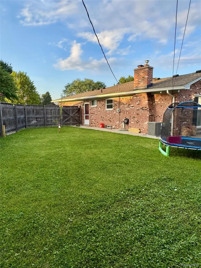 14718 Howell Court Sterling Heights City MI 48312