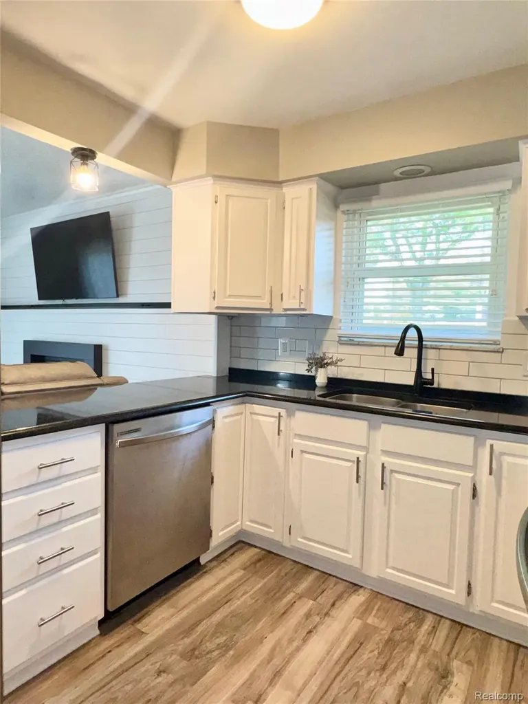 14718 Howell Court Sterling Heights City MI 48312