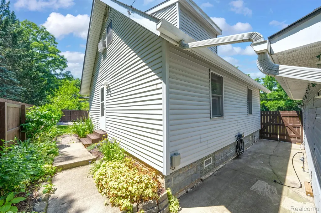 576 Brooks Avenue Pontiac City MI 48340